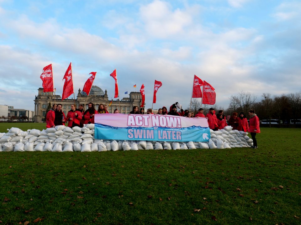 Linksjugend solid levee building protest at Platz der Republik 03