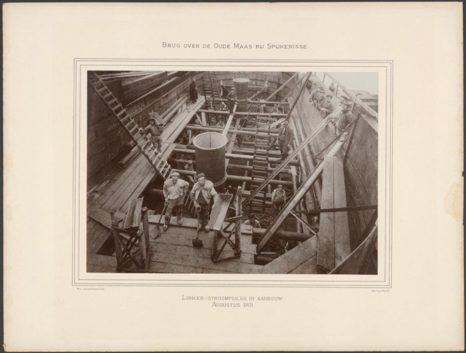 Linker stroompijler in aanbouw. Beeld in de diepte van de pijler, Bestanddeelnr 239