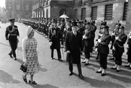 Links koningin Juliana, rechts met hoge hoed gouverneur-generaal Michener, Bestanddeelnr 924-4516