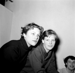 Links Eileen Ward Petersen en rechts Dorrit Kristensen op de tribune van het zwe, Bestanddeelnr 252-9256