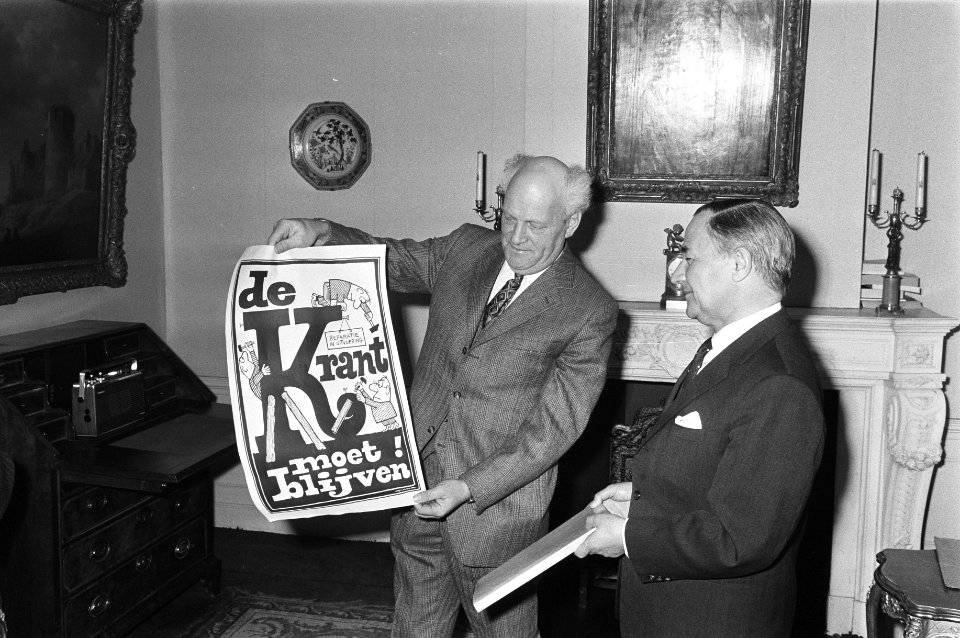 Links Jules van Raalte, voorzitter van de NVJ, rechts minister-president Piet d…, Bestanddeelnr 924-3826