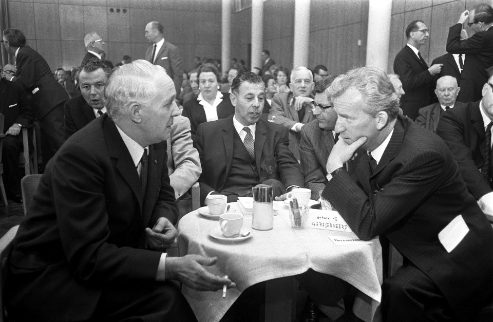 Links Jan Mertens (Nederlands Katholiek Vakverbond) en rechts André Kloos (Neder, Bestanddeelnr 922-6111