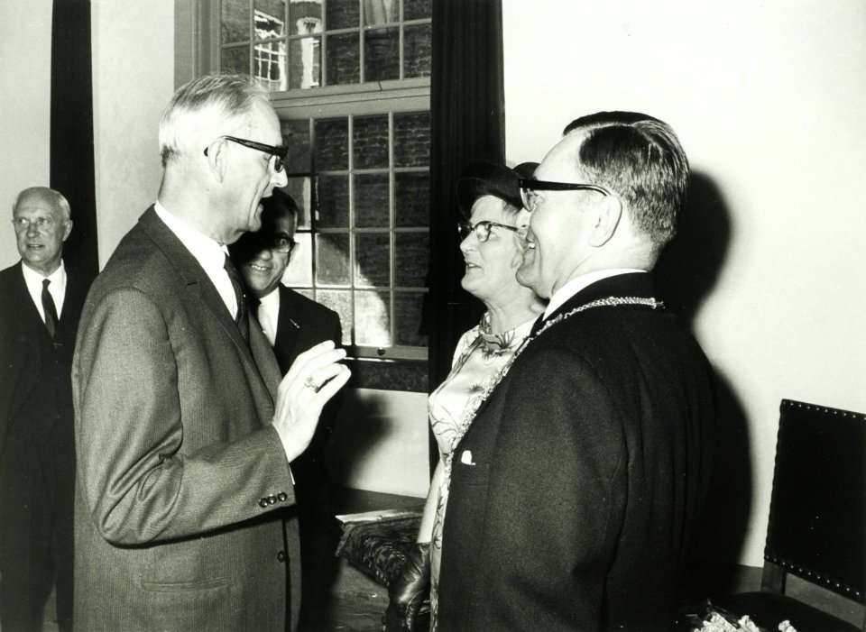 Links Cremers, Mr. P.O.F.M. rechts Gou, burgemeester Mr. Dr. L. de, NL-HlmNHA 5400463876
