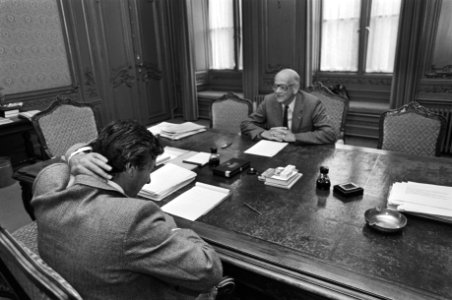 Links CDA onderhandelaar Ruud Lubbers tegenover formateur W.F. (Gaius) de Gaay F, Bestanddeelnr 931-6435