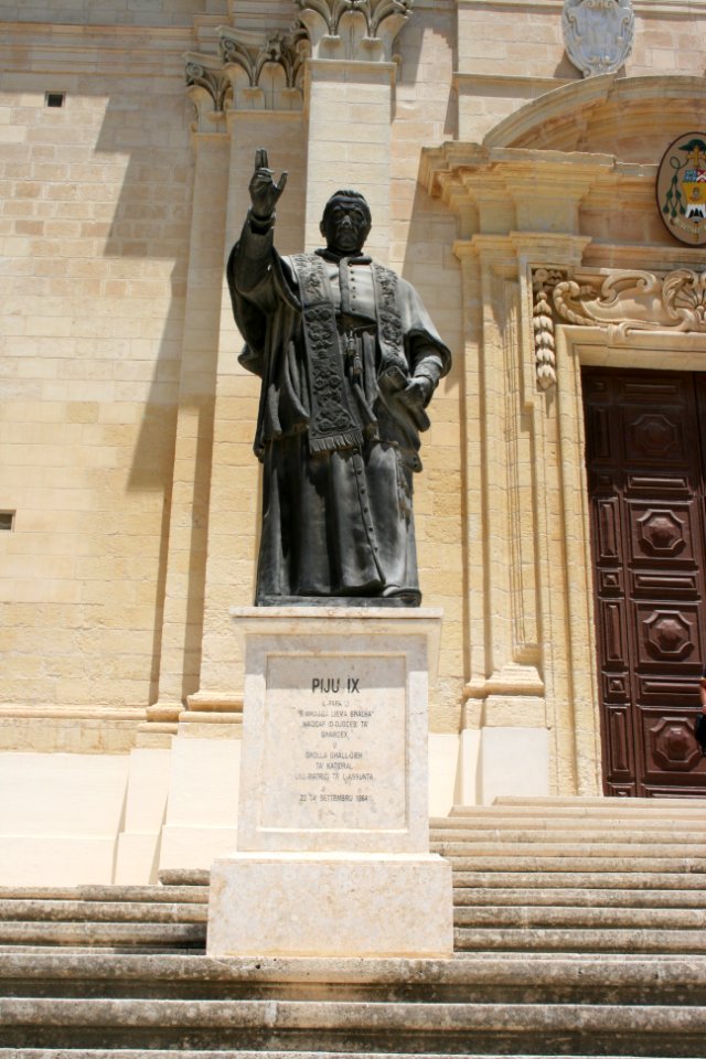 Linke Statue vor der Kathedrale Maria Himmelfahrt (Gozo)