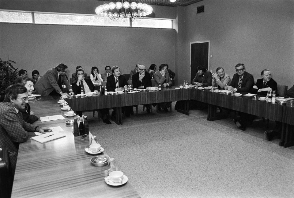 Links de werknemers, in het midden de regering, rechts de werkgevers, Bestanddeelnr 932-3711