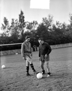 Links Faas Wilkes rechts bondscoach Wudy Müller, Bestanddeelnr 907-9580