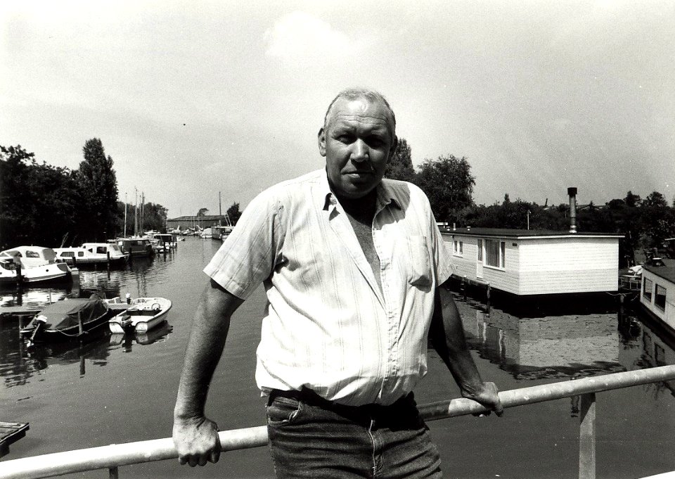 Links Jachthaven Assema in Penningsveer rechts Jachthaven Peetoom. Aangekocht in 1991 van United Photos de Boer bv. - Negatiefnummer 32744 k 12. - Gepubliceerd in het Haarlems Dagblad van 04.08.1990