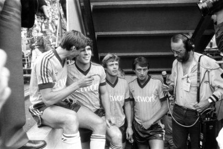 Links Cruijff en Van Hanegem, rechts een verslaggever, Bestanddeelnr 932-6122