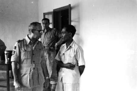 Links generaal-majoor E. Engles, commandant C-Divisie, Bestanddeelnr 2550