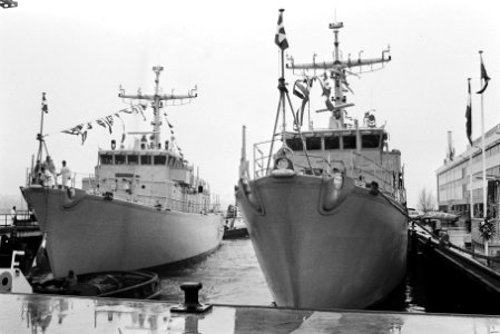 Links de Dordrecht, rechts de Delfzijl, Bestanddeelnr 932-5137