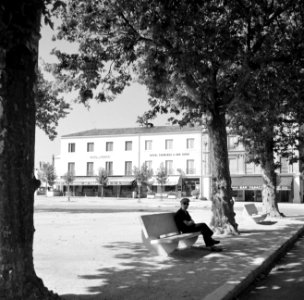 Links het 'gele huis' in Arles waar van Gogh heeft gewoond, Bestanddeelnr 252-1882