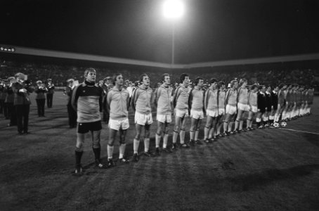 Links het Nederlands Elftal, rechts het Zwitsers Elftal,, Bestanddeelnr 930-1901