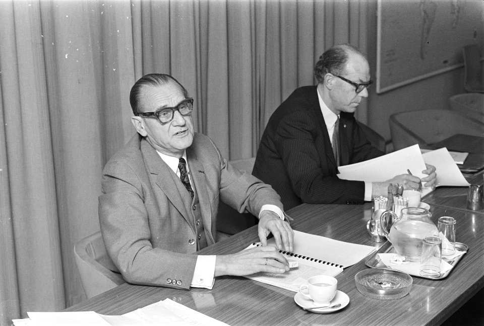 Links A. Winsemius, voorzitter van de commissie, Bestanddeelnr 924-4576