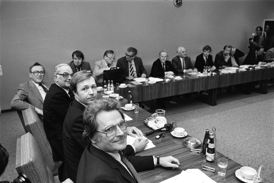Links de werknemers, in het midden de regering, rechts de werkgevers, Bestanddeelnr 932-3710