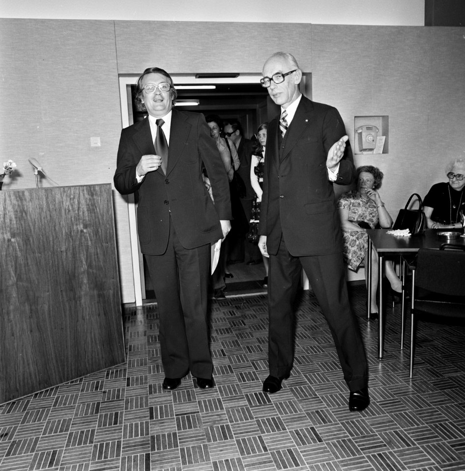 Links drs. D. Mulder (lid hoofdbestuur Stichting 1940-1945) en rechts Wim Meijer, Bestanddeelnr 927-9023