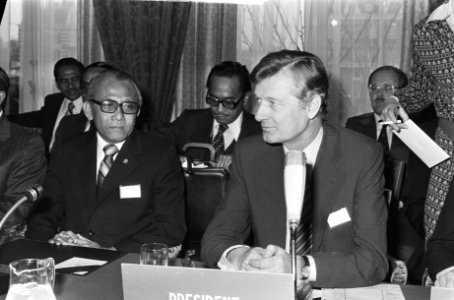 Links de heer Nitisastro , rechts minister de Koning van Ontwikkelingssamenwerki, Bestanddeelnr 930-1960