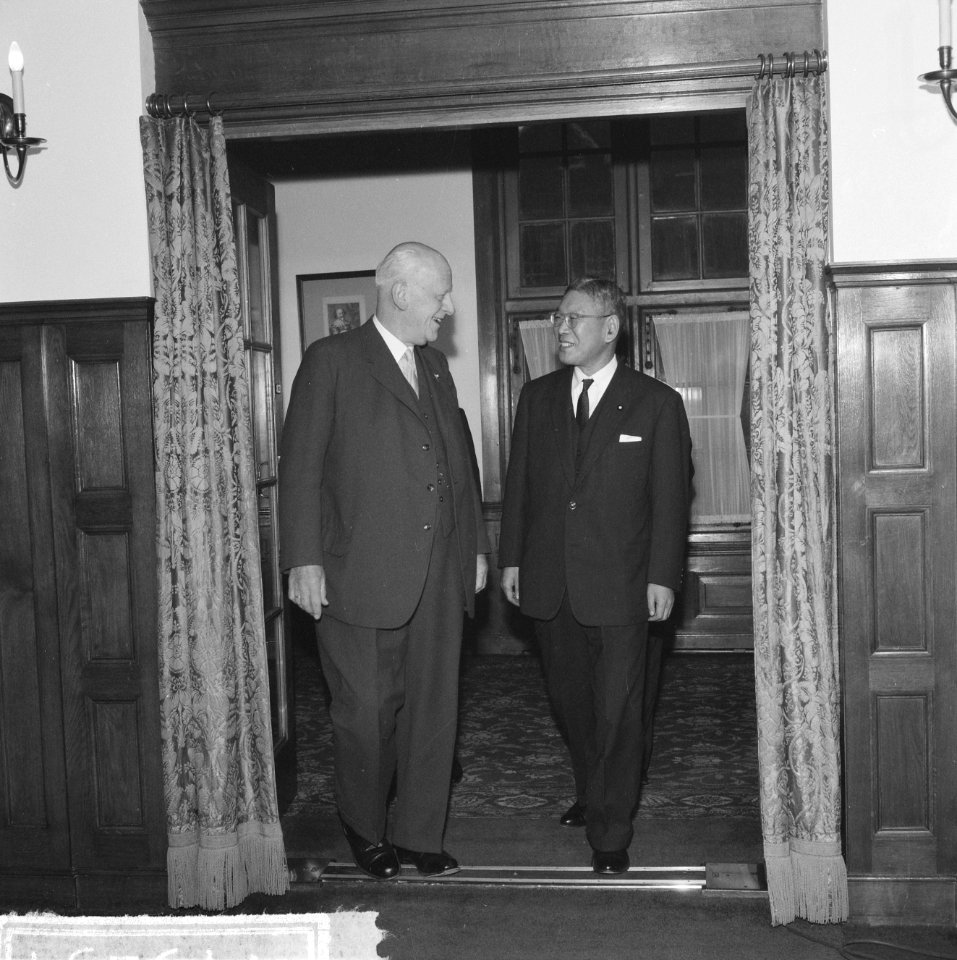 Links de voorzitter van de Eerste Kamer mr. J.A. Jonkman, rechts de Japanse mini, Bestanddeelnr 914-5291