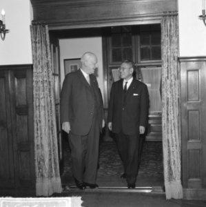 Links de voorzitter van de Eerste Kamer mr. J.A. Jonkman, rechts de Japanse mini, Bestanddeelnr 914-5291