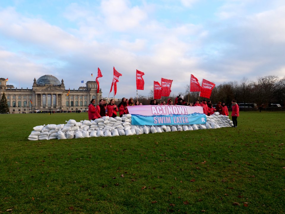 Linksjugend solid levee building protest at Platz der Republik 02