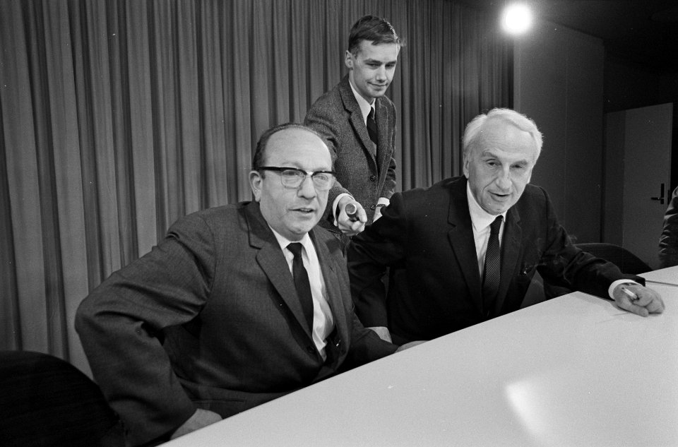 Links de Israëlische ambassadeur in Moskou, Katriel Katz, rechts dr. P. Levin, a, Bestanddeelnr 920-4166