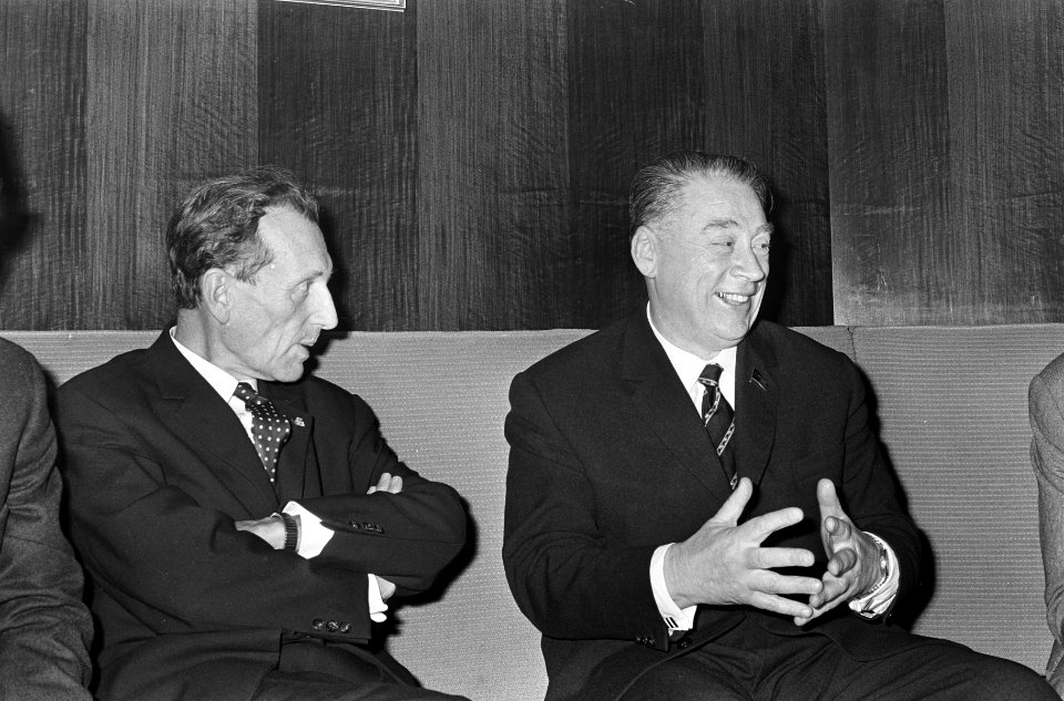 Links de minister van Verkeer en Waterstaat dhr. J.G. (Ko) Suurhoff (PvdA), Bestanddeelnr 919-7195