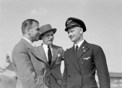 Links dhr. Matthias en rechts piloot Horst Merz, Bestanddeelnr 190-0067