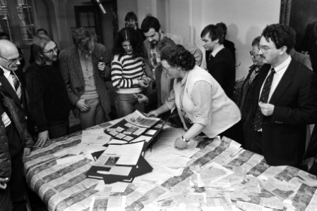 Links de vertrouwenscommissie, rechts het comité met de handtekeningen, Bestanddeelnr 932-5359