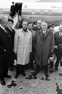 Links de minister van Verkeer en Waterstaat dhr. J.G. (Ko) Suurhoff (PvdA), Bestanddeelnr 919-7196