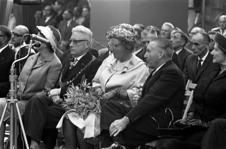 Links burgemeester JW Peek, in het midden koningin Juliana, Bestanddeelnr 914-3097