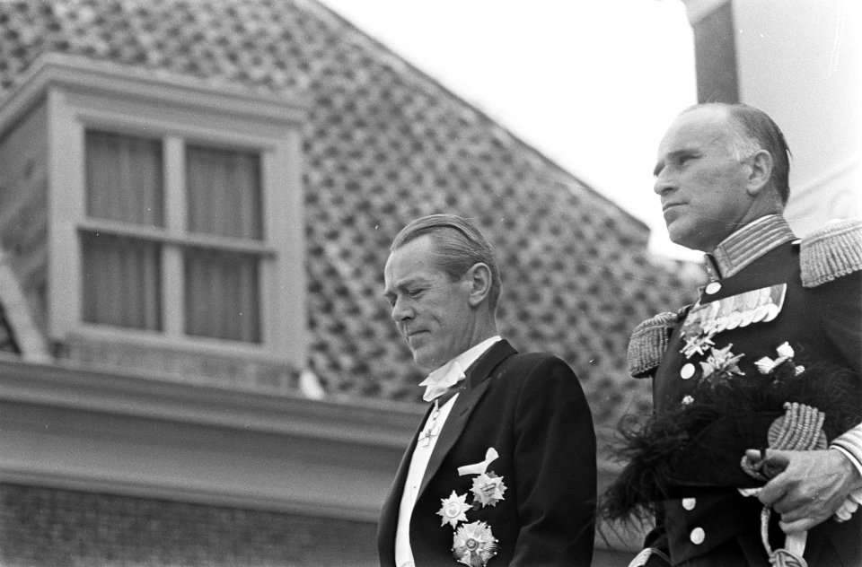 Links de Noorse ambassadeur zijne excellentie Gunnar Rogstat, Bestanddeelnr 920-4818