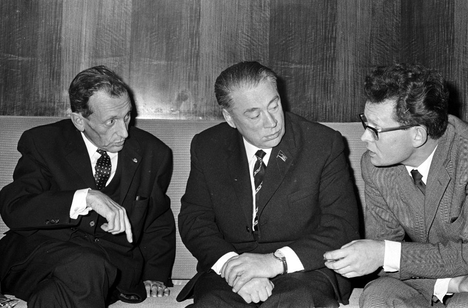 Links de minister van Verkeer en Waterstaat dhr. J.G. (Ko) Suurhoff (PvdA), Bestanddeelnr 919-7194
