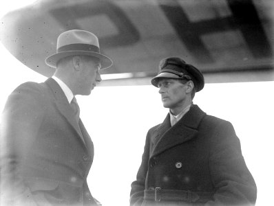 Links dhr. Schmidt en rechts piloot Willem Beekman bij de Fokker F.XX PH-AIZ Zil, Bestanddeelnr 189-1260