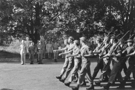 Links de commandant van de T-Brigade kolonel D.R.A.. van Langen naast kapitein M, Bestanddeelnr 235-3-6