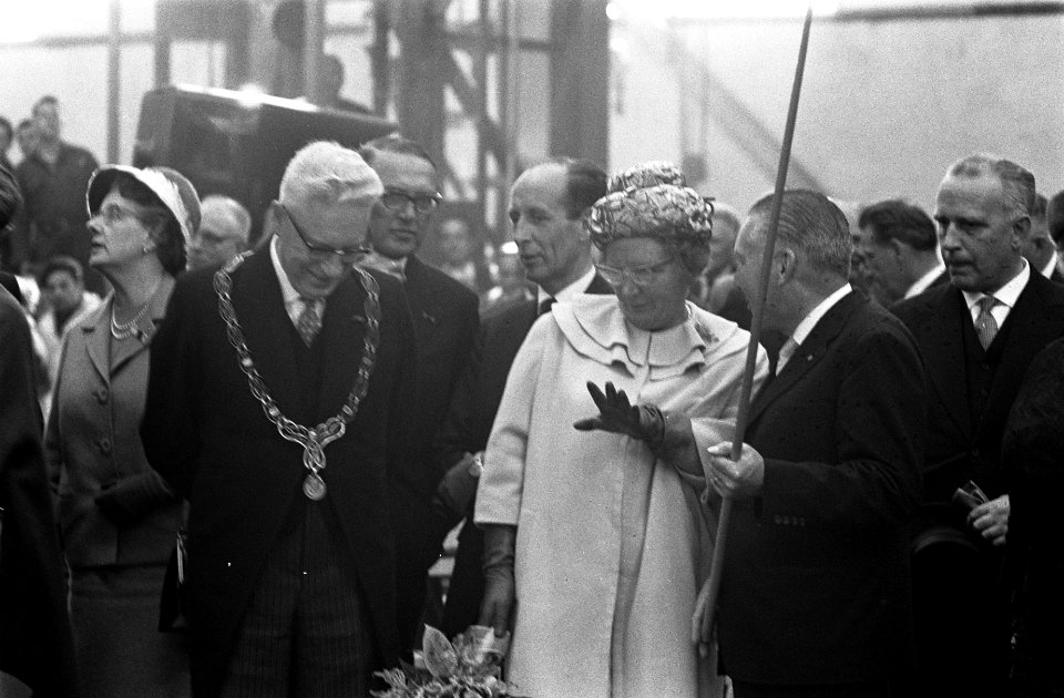 Links burgemeester JW Peek, in het midden koningin Juliana, Bestanddeelnr 914-3096