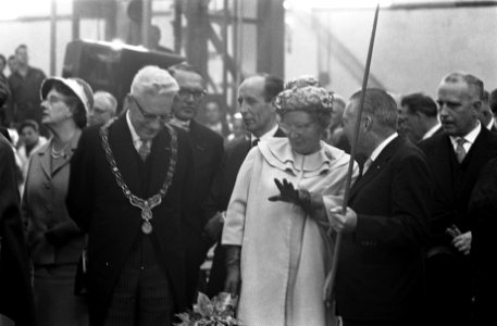Links burgemeester JW Peek, in het midden koningin Juliana, Bestanddeelnr 914-3096