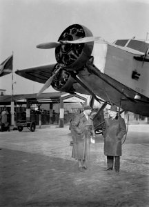 Links de heer Steinbeck en een onbekende man bij de Fokker F.XII OY-DIG Merkur, Bestanddeelnr 189-1378