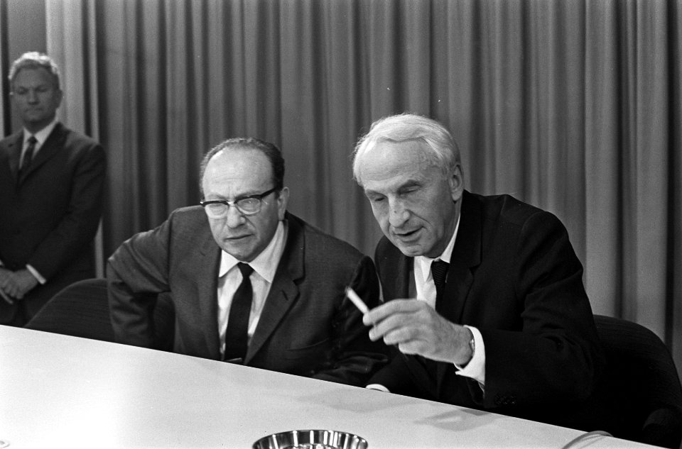 Links de Israëlische ambassadeur in Moskou, Katriel Katz, rechts dr. P. Levin, a, Bestanddeelnr 920-4167