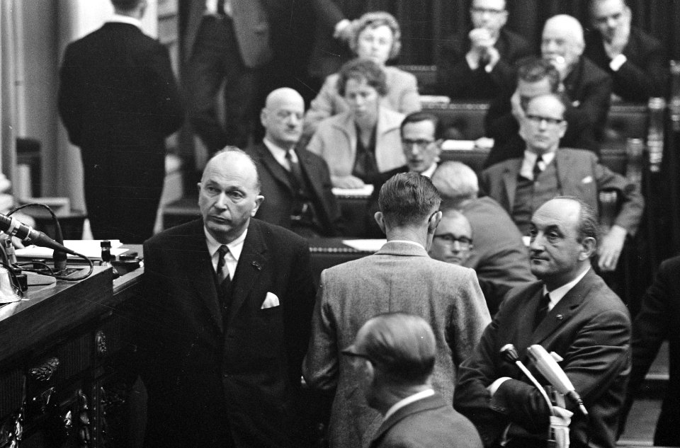 Links de heer Roelof Zegering Haddes (VVD) rechts Edzo Toxopeus (VVD)die geen va, Bestanddeelnr 919-6735
