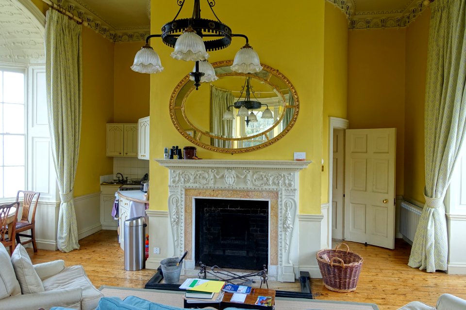 Living room - Luttrell's Tower - Calshot, England - DSC04095