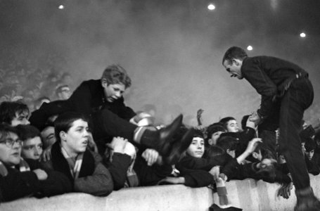 Liverpool tegen Ajax 2-2, halfbewusteloze supporters wordt over de mensen heen n, Bestanddeelnr 919-8777