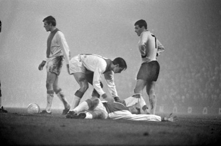 Liverpool tegen Ajax 2-2, Henk Groot geblesseerd op de grond, Bestanddeelnr 919-8788