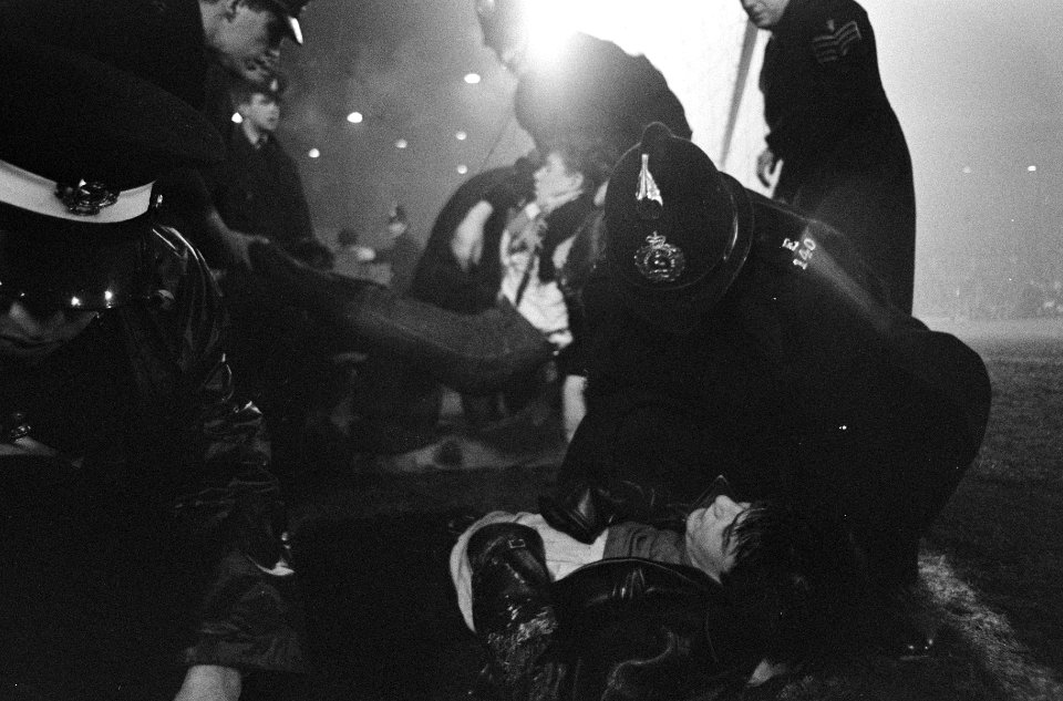Liverpool tegen Ajax 2-2, op brancards worden mensen weg gebracht, Bestanddeelnr 919-8787