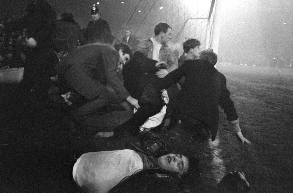 Liverpool tegen Ajax 2-2, bewusteloze supporters op het veld, Bestanddeelnr 919-8785
