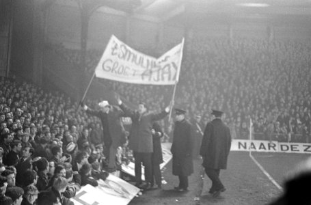 Liverpool tegen Ajax 2-2, Nederlanders met spandoeken, Bestanddeelnr 919-8783