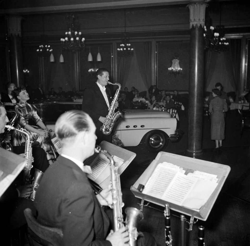 Live-muziek in restaurant Wivex waar een autoshow wordt gehouden, Bestanddeelnr 252-9157