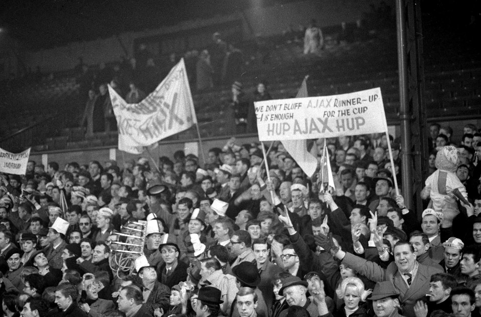 Liverpool tegen Ajax 2-2, Ajax-supporters met spandoeken, Bestanddeelnr 919-8778