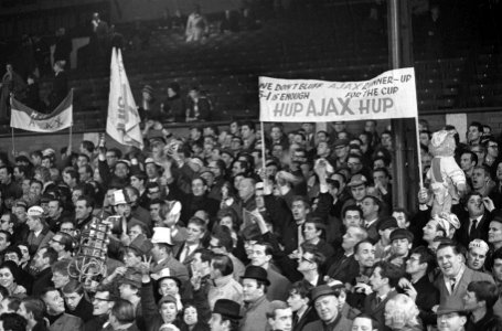 Liverpool tegen Ajax 2-2, supporters met spandoeken, Bestanddeelnr 919-8875