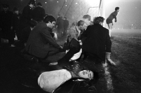 Liverpool tegen Ajax 2-2, halfbewusteloze voetbalsupporter langs het veld, keepe, Bestanddeelnr 919-8776