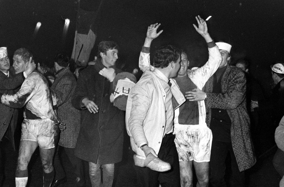 Liverpool tegen Ajax 2-2, Ajax-supporters door supporters bestormd links Pronk r, Bestanddeelnr 919-8779